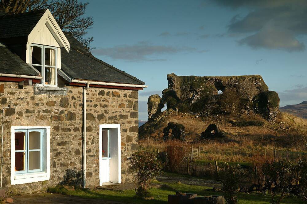 Castle Cottage. View of Aros Castle. 2 Bedrooms. Sleeps 3. in Argyll & Bute