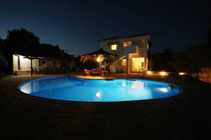 Location de vacances pour 8 personnes, avec jardin ainsi que terrasse et piscine, animaux acceptés dans Kalamaki - 4