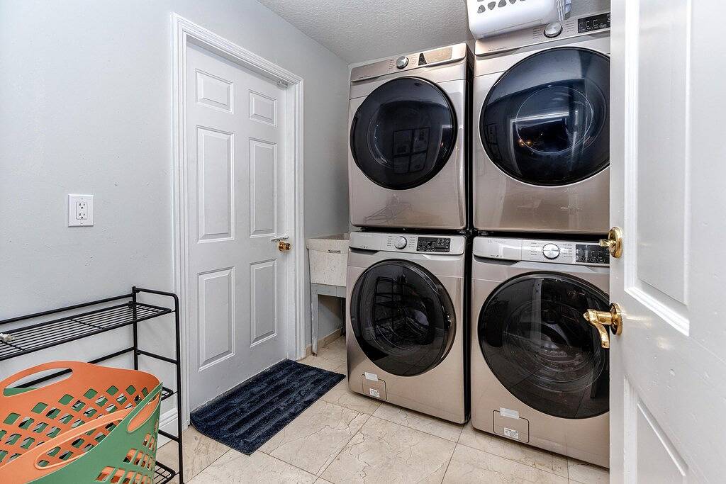 The Belleair Estate - Breathtaking Waterfront Home w/ Heated Pool in Largo, Pinellas County