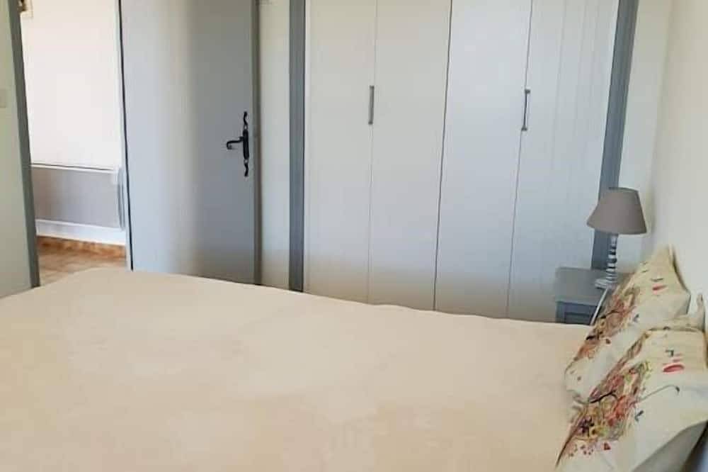 Entire apartment, (J) apartment 1 room, quiet, sun, free parking in Gréoux-les-Bains, Verdon Regional Natural Park