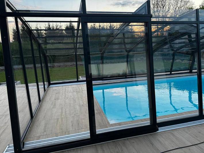 Ośrodek wypoczynkowy dla 4 osób, z ogród i sauna oraz basen i widok na jezioro, zwierzęta dozwolone w Rowy