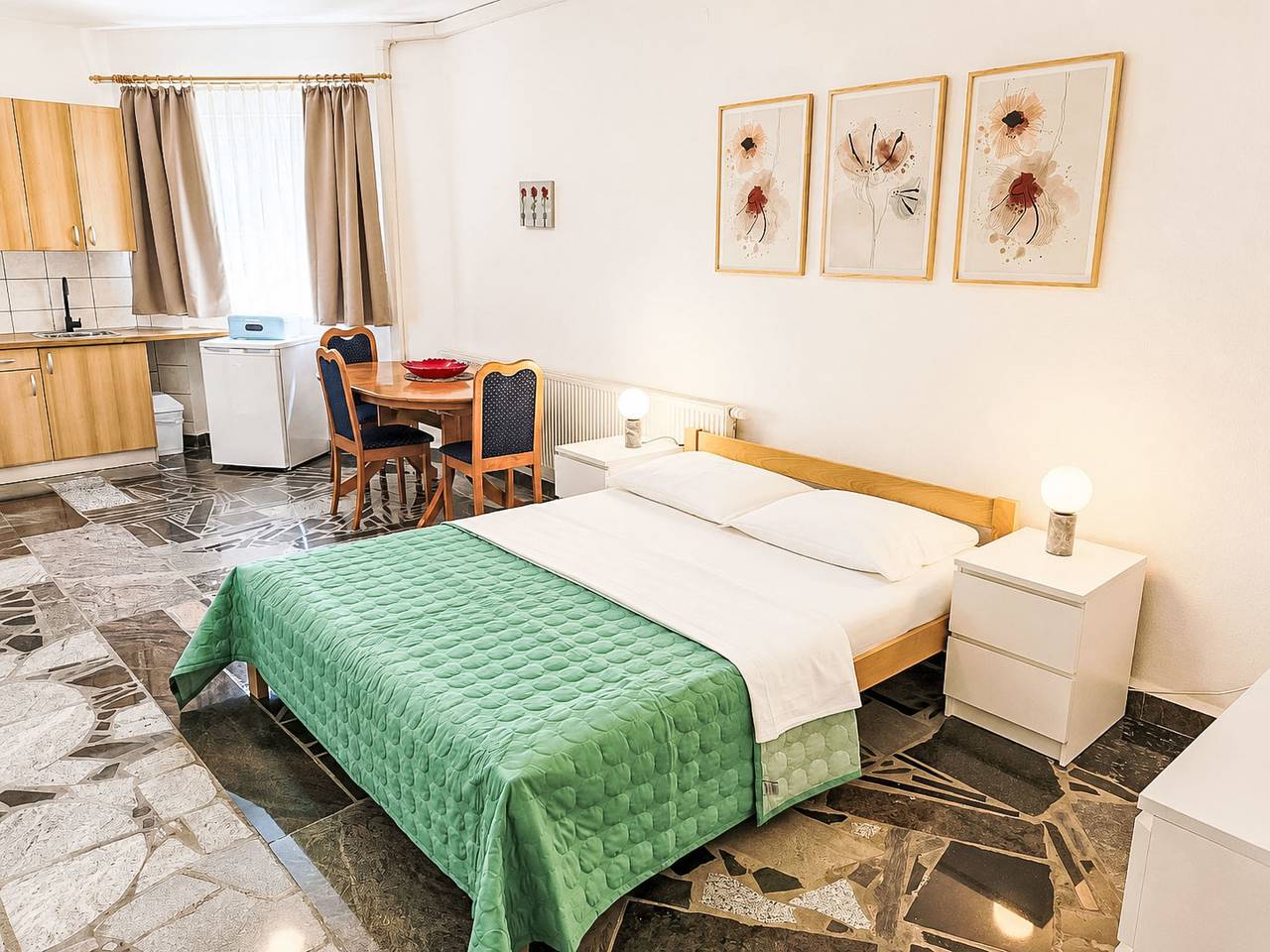 Ganze Wohnung, Ein Apartment im Ferienhaus Zweirosen in Valbandon, Südküste Istrien