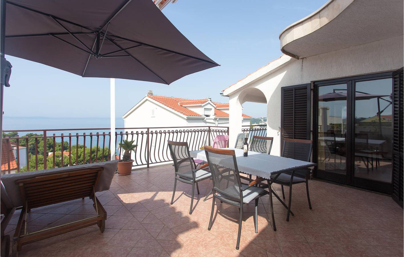 Apartamento vacacional entero, Apartamento frente al mar con terraza, wifi y garaje cerca de la playa de Strobec in Podstrana, Condado de Split-Dalmacia