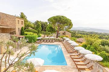 Hôtel pour 4 personnes, avec jardin et sauna ainsi que vue et piscine, animaux acceptés à Joucas