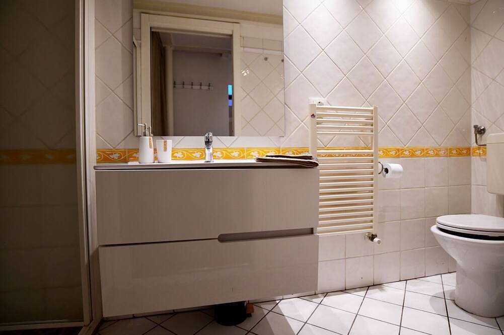 Ganze Wohnung, Charming 38 sqm studio, for 3 people, located on the 2nd floor (attic) of a renovated period building from the 16th century (access only permitted via lift).The property is located in the heart of the historic center of Ravenna (in the restricted traffic in Ravenna, Ravenna Provinz