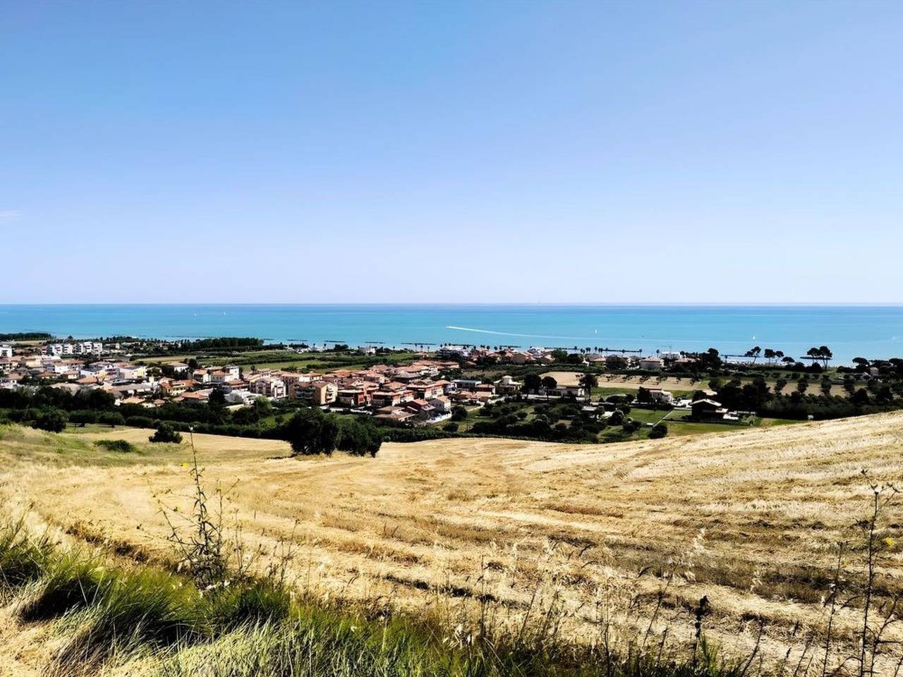Appartamento intero, Schoene Appartment mit panoramische Blick in Roseto degli Abruzzi, Provincia di Teramo