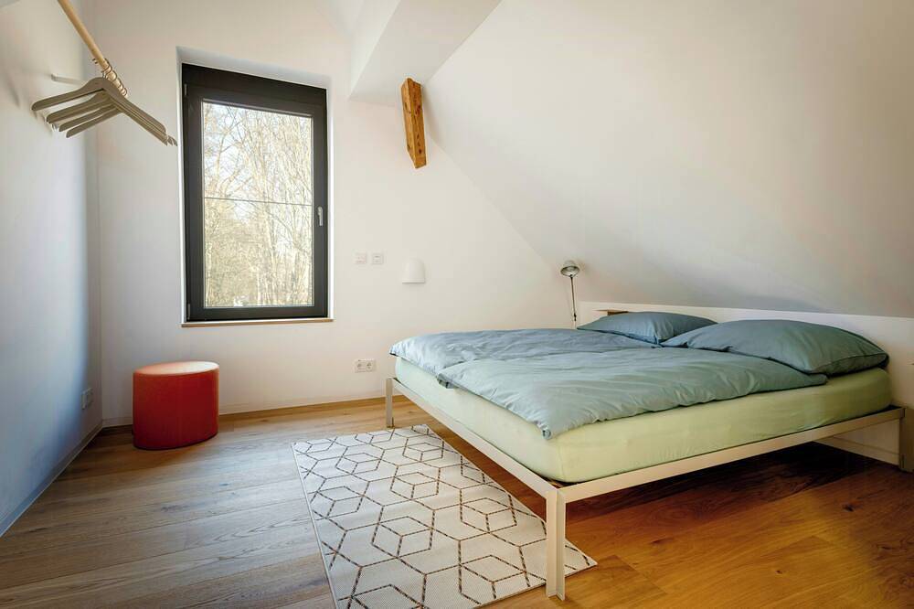 Moderne architektonische Scheune auf dem Land in Teichland, Lausitz