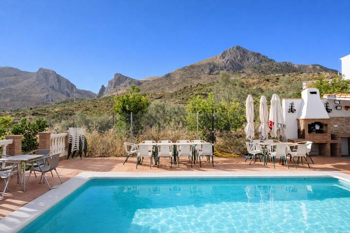 Casa rural para 16 personas, con jardín y terraza en Alcaucín