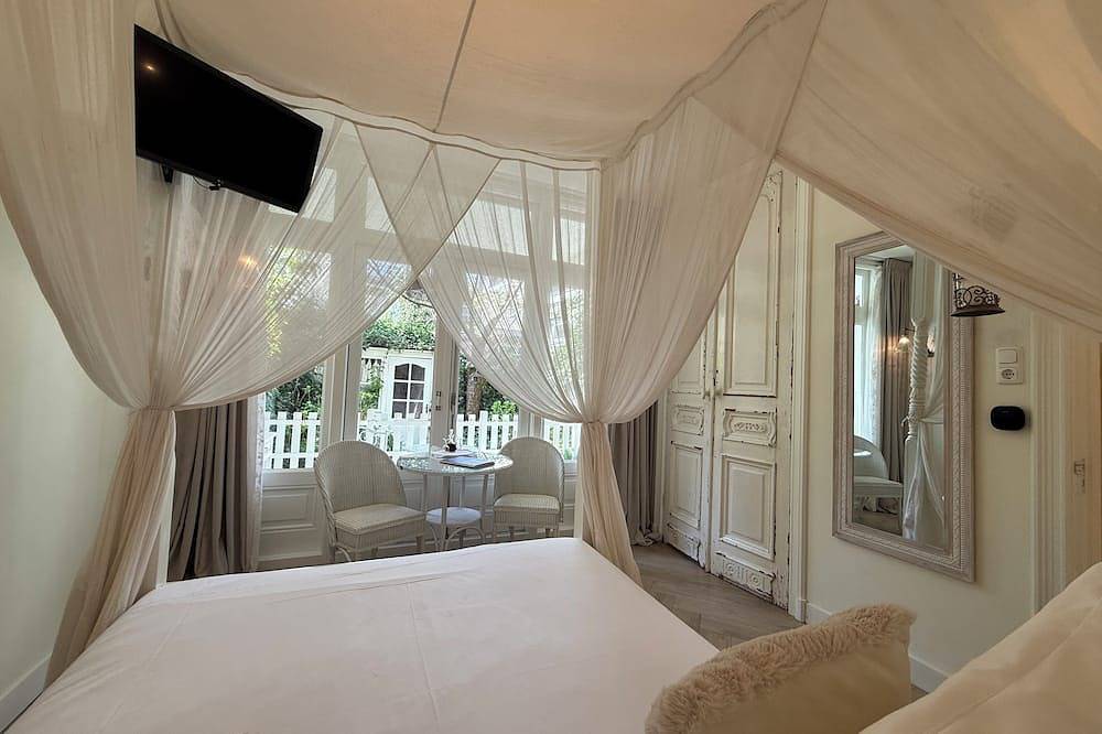 Romantic Suite with Private Veranda in Historic Canalside House at Vondelpark in Amsterdam Oud-Zuid, Côte hollandaise