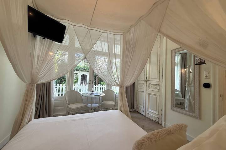 Romantische Suite mit eigener Veranda in einem historischen Haus am Kanal am Vondelpark in Amsterdam Oud-Zuid, Holländische Küste