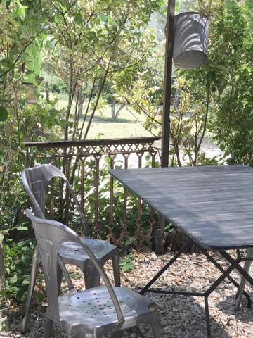 Gîte pour 3 personnes, avec jardin et piscine ainsi que vue et sauna, animaux acceptés à Villeneuve-de-Berg