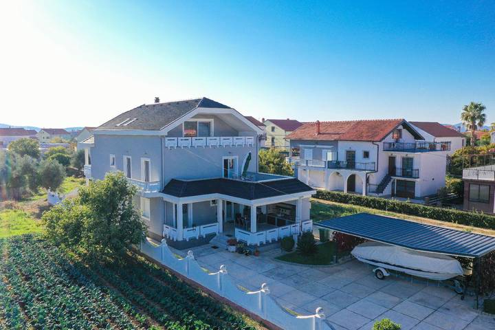 Ferienwohnung für 5 Personen, mit Garten und Balkon in Sukosan
