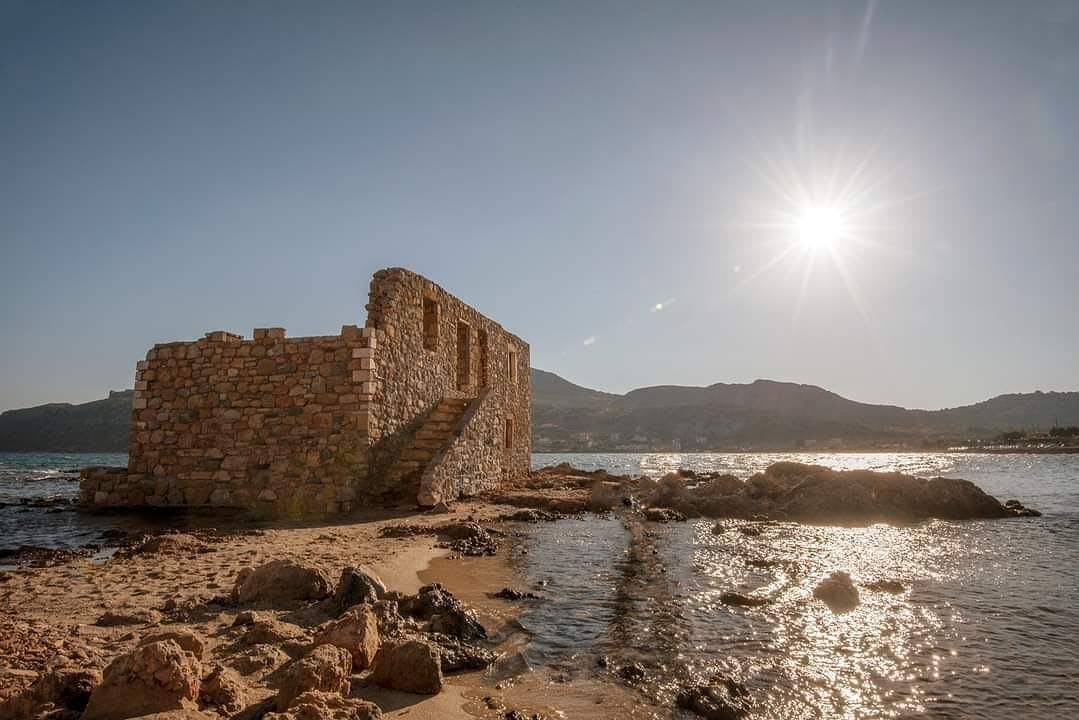 Ganze Wohnung, Seaside Plitra Paradiso - Steps from the Beach in Peloponnes