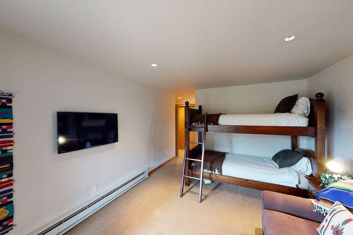 Vacation apartment for 6 people, with pool and terrace as well as yard and hot tub in Vail