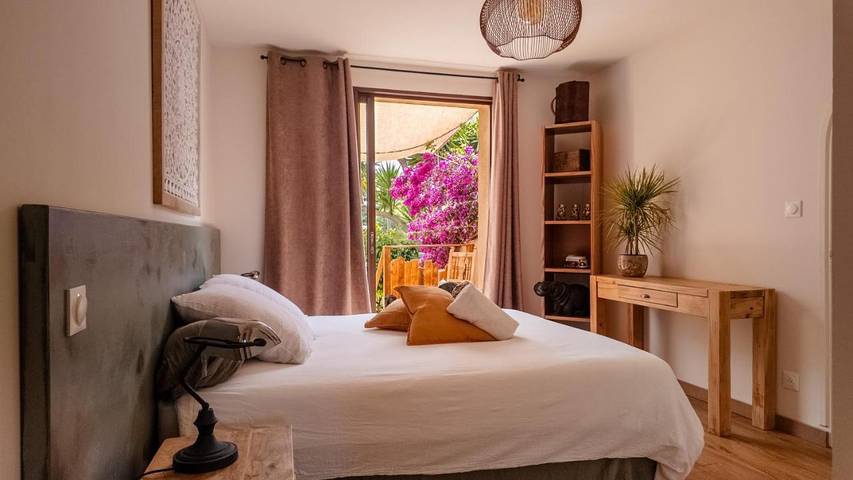 Maison d’hôte pour 2 personnes, avec vue ainsi que piscine et jardin, animaux acceptés à Hyeres