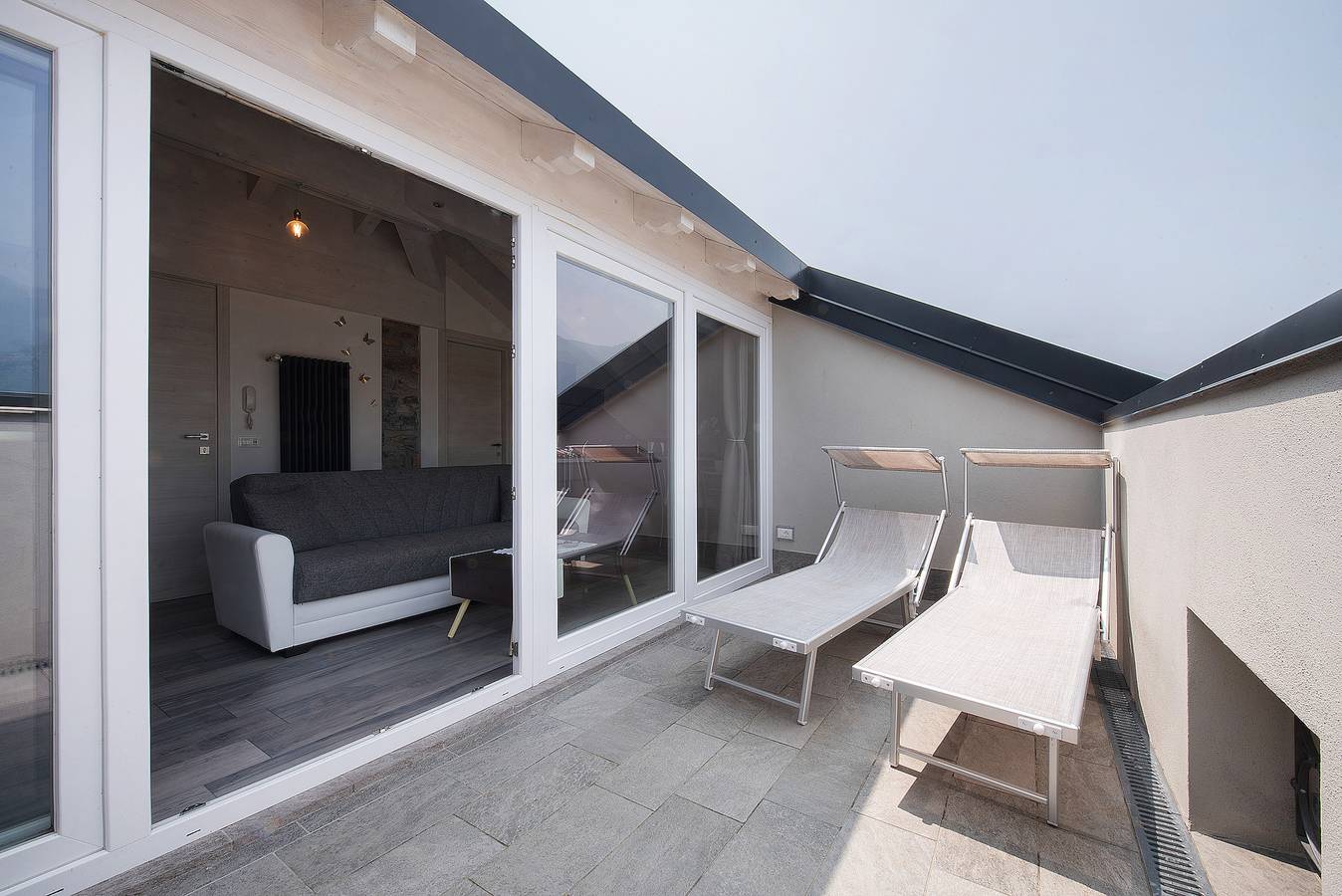 Ganze Wohnung, Ferienwohnung 'White Suite - Jacuzzi' mit Seeblick, Gemeinschaftspool und Wi-Fi in Lezzeno, Comer See