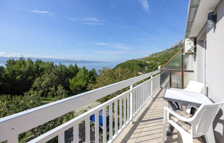 Ganze Ferienwohnung, Terrassen-Apartment am Strand mit WiFi und Parkplatz. in Lokva Rogoznica, Omis-Riviera