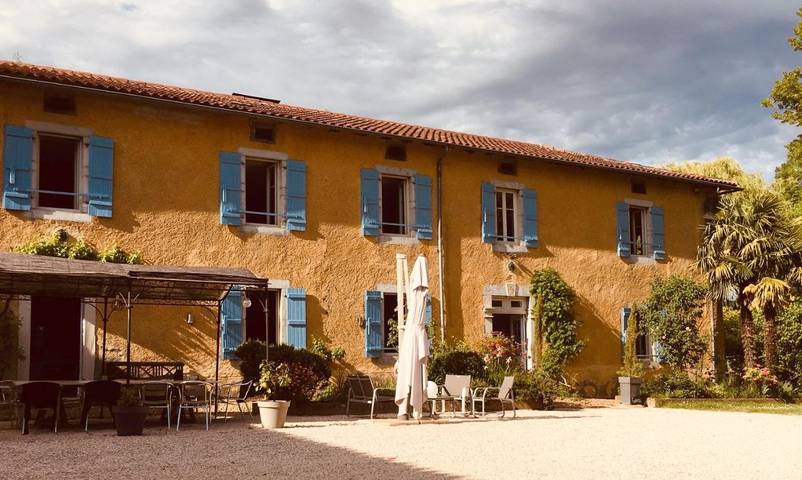 Chambre d’hôte, avec Jacuzzi et Terrasse ainsi que Jardin et Piscine dans les Hautes-Pyrénées