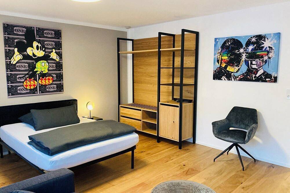 Ganze Wohnung, Modernes Studio-Apartment (110 qm) mit Balkon und vier Schlafzimmern in Grettstadt, Fränkisches Weinland