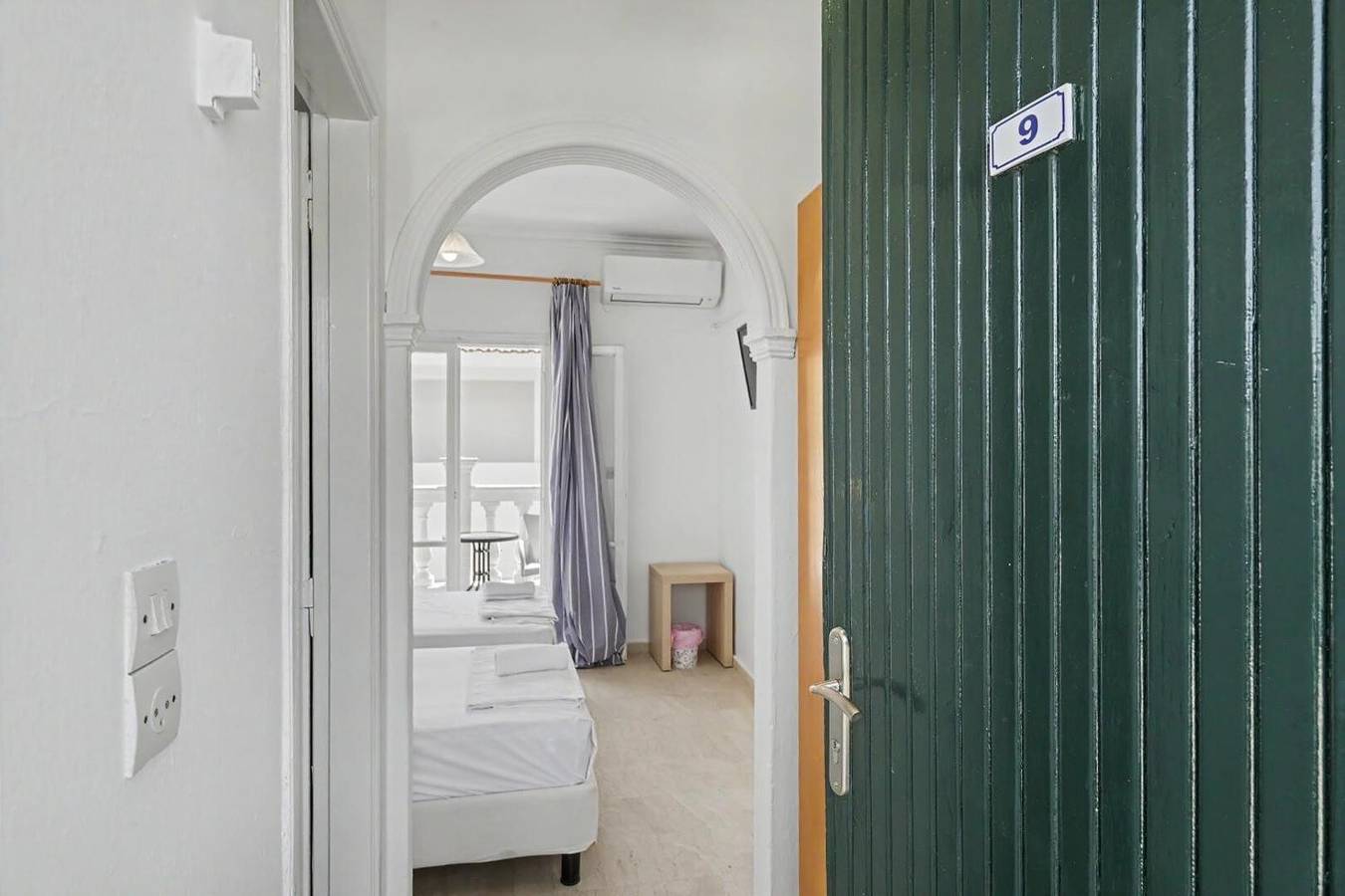 Bed & Breakfast „The Kavos Sandy Inn – Doppelzimmer“ mit Gemeinschaftspool, Wlan & Klimaanlage in Kavos, Korfu