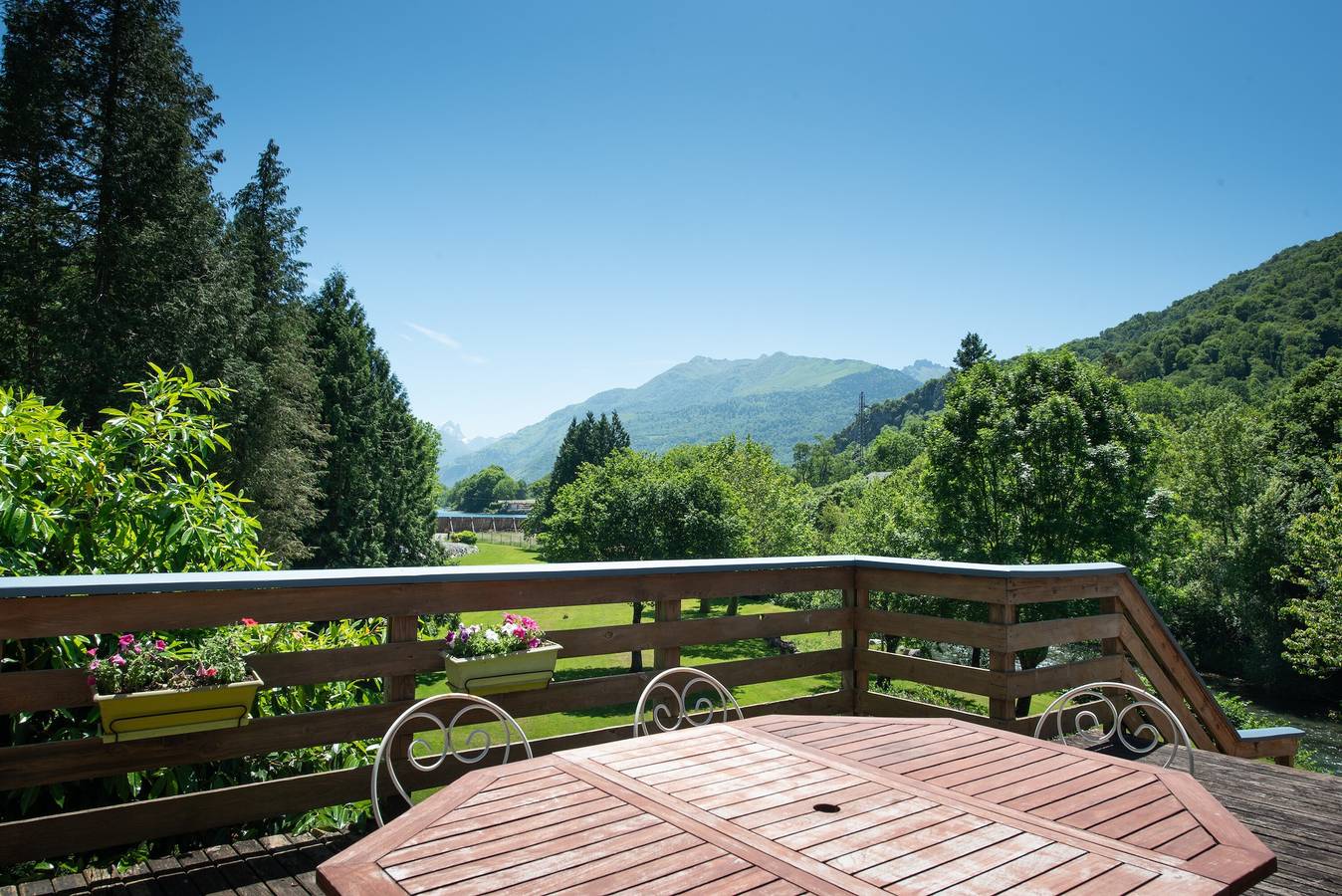 Maison de vacances 'Au Pied Du Pic Du Midi' avec vue montagne, terrasse privée et jardin privé in Castet, Béarn