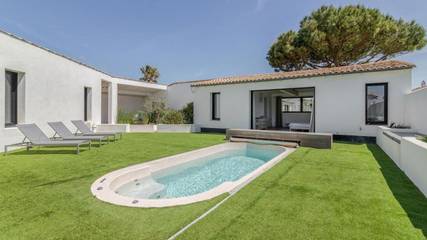 Gîte pour 12 personnes, avec balcon ainsi que vue et piscine dans Plage De La Grange Ars En Re