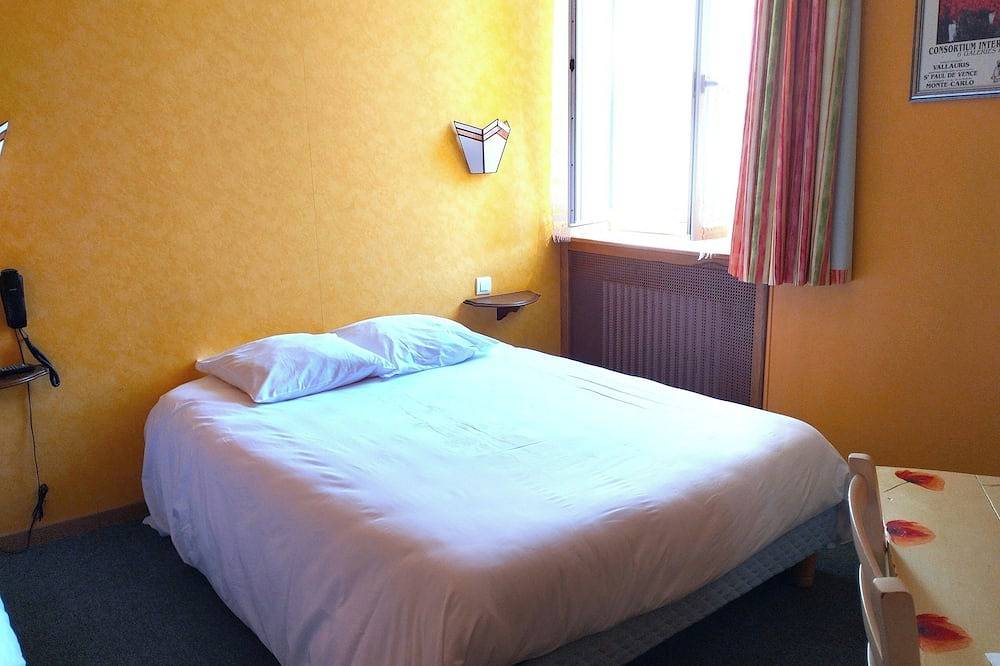 Town Center Triple Room | Walk to Local Bistros | 1.8mi to Lake Swimming Basin in Digne-les-Bains, Alpes-de-Haute-Provence