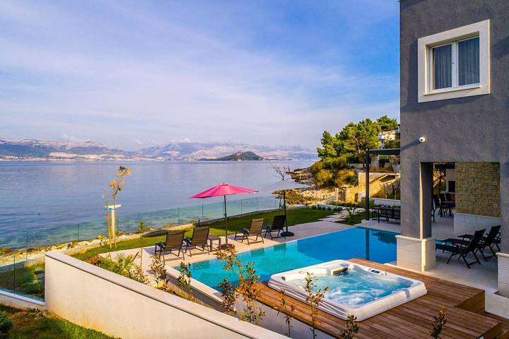 Willa dla 8 osób, z jacuzzi i ogród oraz taras w Slatine