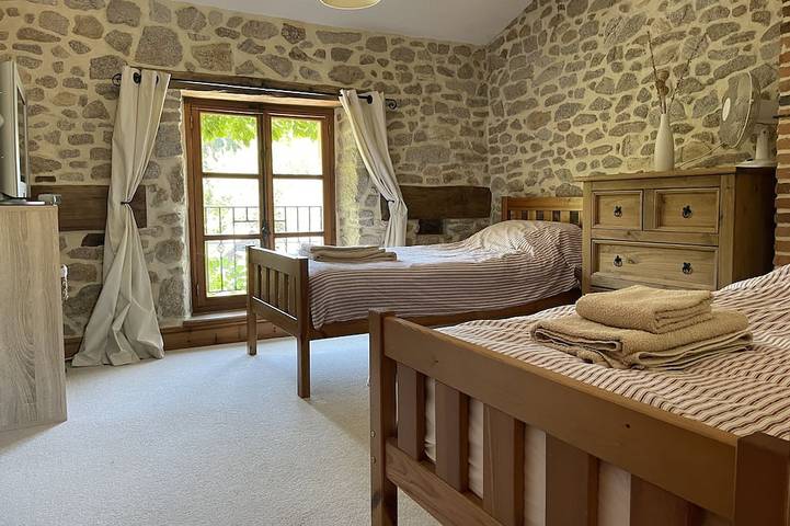 Location de vacances pour 8 personnes, avec jacuzzi ainsi que terrasse et jardin, animaux acceptés à La Chapelle-Montbrandeix - 3