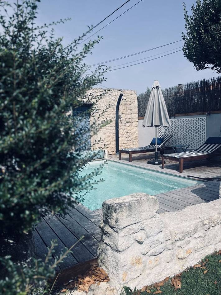 Gîte pour 6 personnes, avec piscine et jardin ainsi que jacuzzi et terrasse