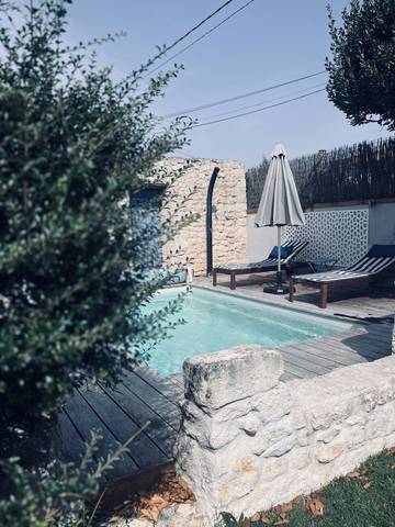 Gîte pour 6 personnes, avec terrasse et jacuzzi ainsi que piscine et jardin à Le Gua