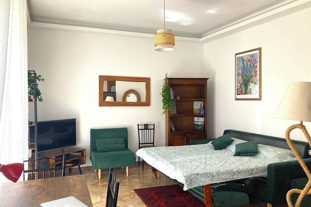Appartamento intero, Charming bright central Como studio with balcony and jacuzzi in Como, Lago di Como