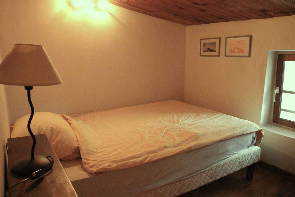 Natursteinhaus und Nebenhaus in malerischer Alleinlage im Naturschutzgebiet in Sablet, Vaucluse