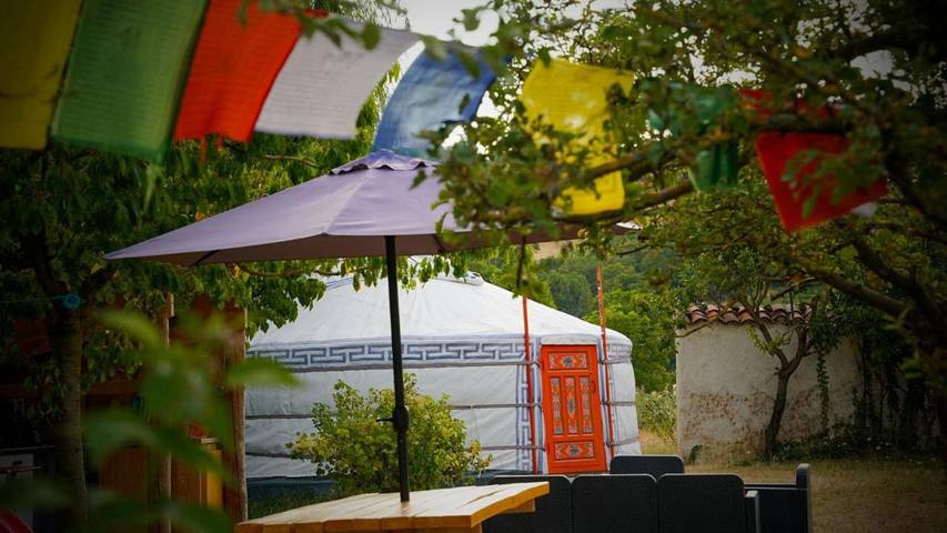 Tente pour 6 personnes, avec vue ainsi que jardin et piscine dans la Loire - 2