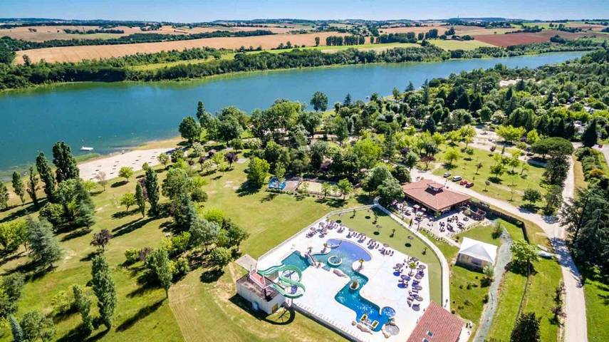 Camping pour 4 personnes, avec Terrasse ainsi que Jardin et Piscine