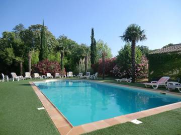 Hôtel pour 3 personnes, avec jardin et vue ainsi que piscine et bassin pour enfant, animaux acceptés à Entraigues-sur-la-Sorgue