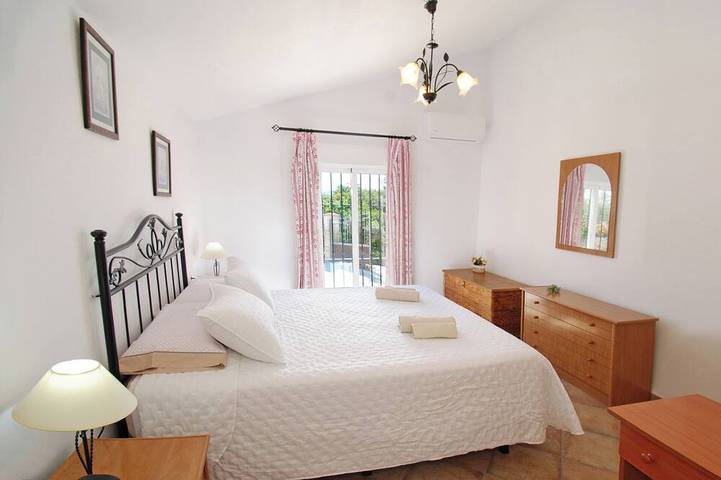Acogedora escapada para cuatro junto a la piscina. Piscina con filtro de sal. in Comares, Provincia de Málaga