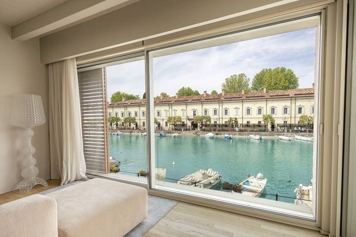 Apartamento entero, Apartamento 'Palazzo Cordigero - Canale' con vistas al canal, Wi-Fi y aire acondicionado in Peschiera del Garda, Montañas Garda