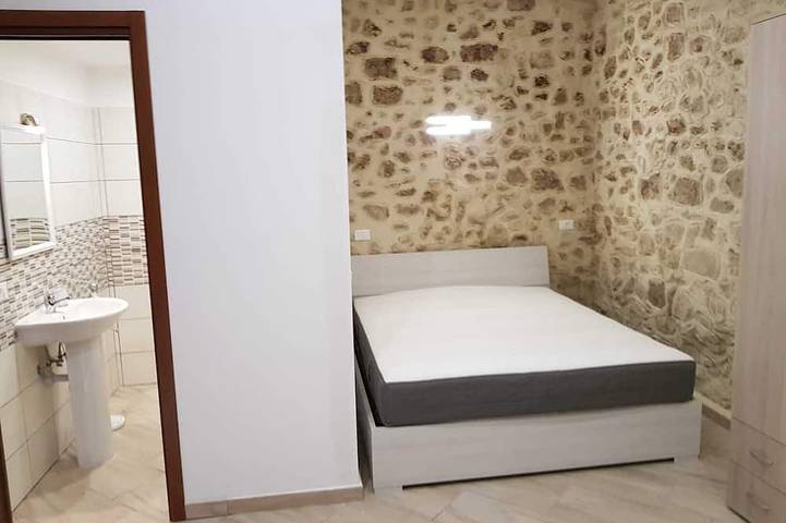 Appartement entier, Newly renovated furnished studio apartment in the Center of funds Lt in Fondi, Province de Latina
