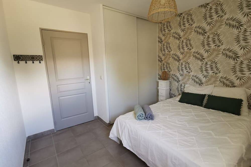 Entire apartment, 100m from the center! Apartment with balcony in Trets, Aix-en-Provence region