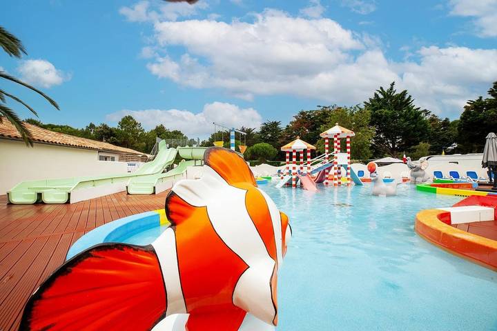 Caravan for 7 people, with children pool in Ile de Re