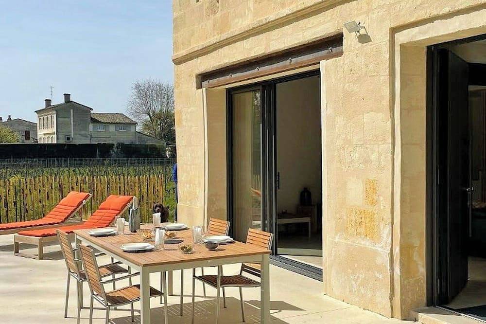 Stone house on the banks of the Dordogne in Arveyres, Libourne region