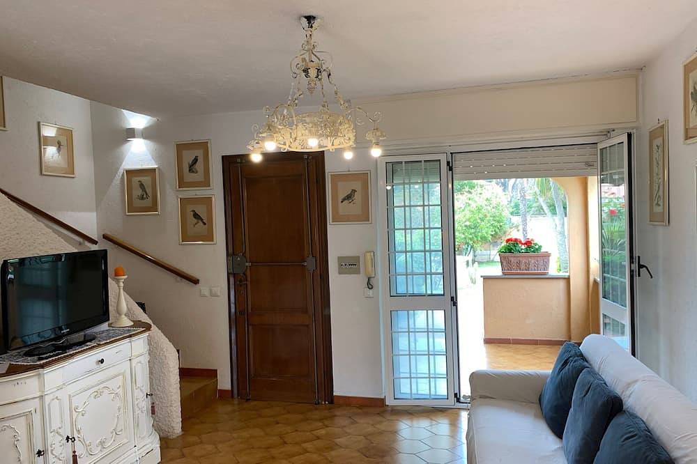 Cottage 300 mt from the sea, garden, barbecue, equipped and free beach in Anzio, Rome Province