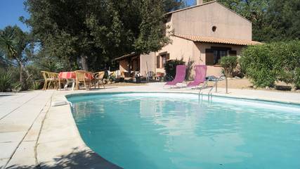 Location de vacances pour 6 personnes, avec piscine ainsi que jardin et terrasse à Saint-Antonin-du-Var