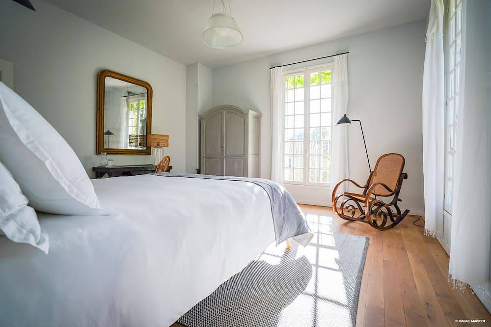 A luxury property within walking distance of a French Unesco World Heritage Site in Saint-Émilion, Libourne region
