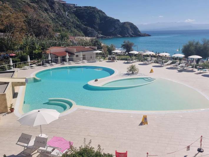 Appartamento per 3 persone, con Terrazza e Giardino nonché Piscina e Panorama a Faro Capo Vaticano