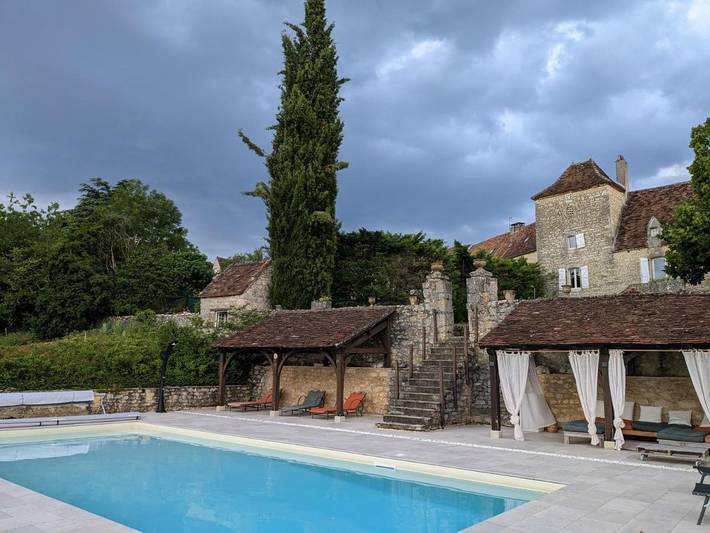 Location de vacances pour 6 personnes, avec vue ainsi que jardin et piscine à Reilhaguet - 3