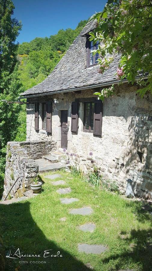 Location de vacances pour 2 personnes, avec piscine ainsi que vue et jardin, animaux acceptés à Entraygues-sur-Truyère - 3
