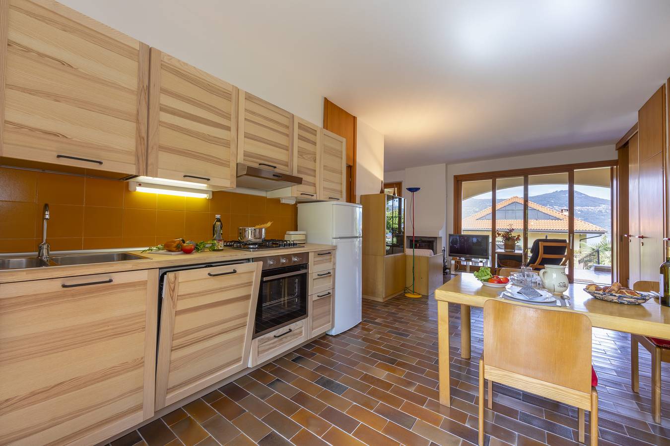 Sunset in Ranco: Lakeview Townhouse with Private Garden in Spiaggia Caravalle, Ranco