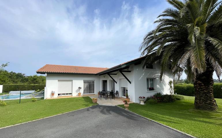 Gîte pour 6 personnes, avec jardin ainsi que terrasse et piscine au Pays basque